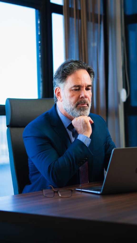 Marco Antônio Leiloeiro no escritório