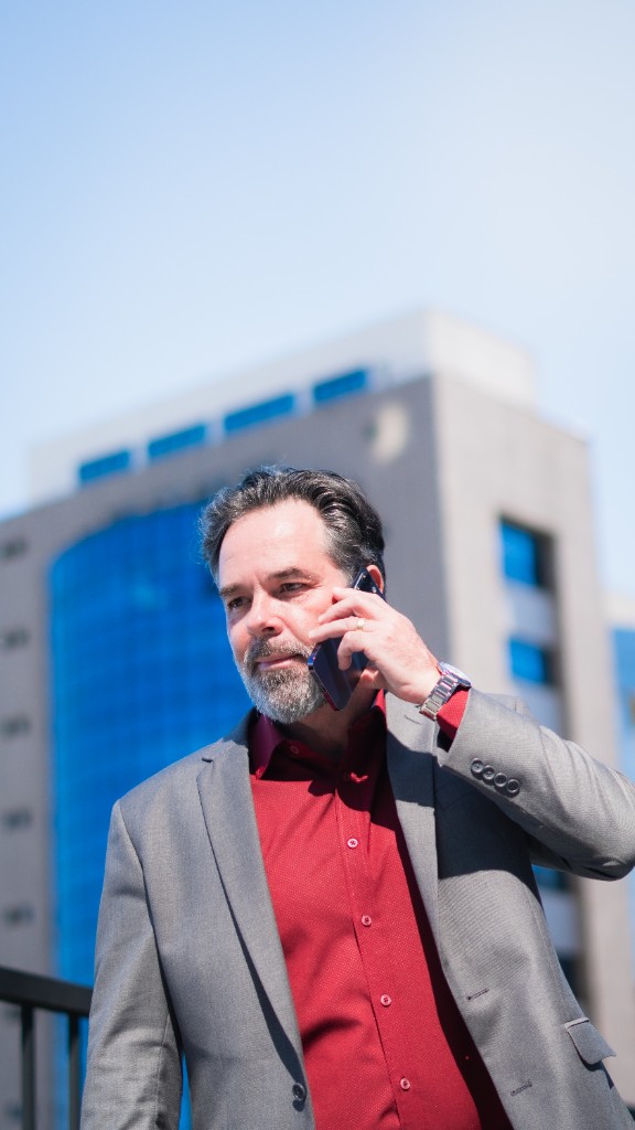 Marco Antônio Leiloeiro ao telefone